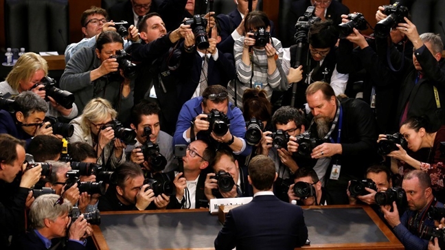 Nhìn thần thái Mark Zuckerberg, bắt hình dong Facebook Nhin than thai Mark Zuckerberg, bat hinh dong Facebook