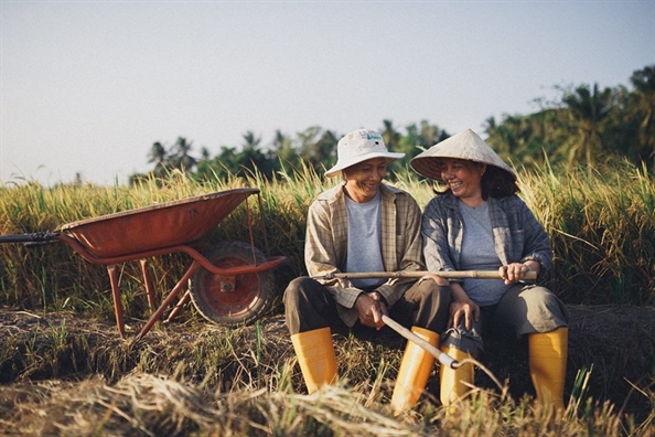 Bộ ảnh 'Mùa thu hoạch của ba và mẹ' khiến cộng đồng mạng ngẩn ngơ Bo anh 'Mua thu hoach cua ba va me' khien cong dong mang ngan ngo