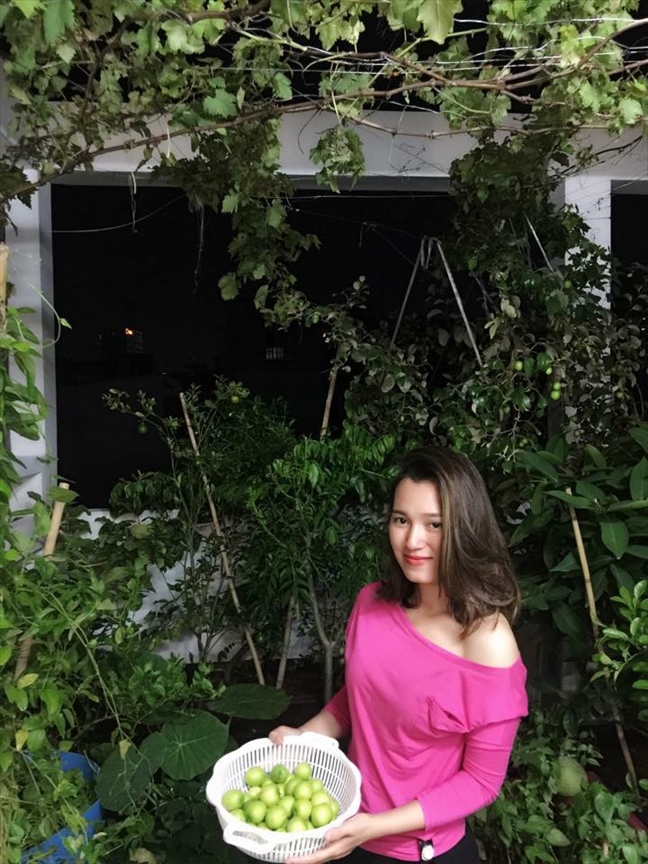 Vườn rau trên sân thượng xanh mê mẩn của bà mẹ hai con tại Sài Gòn Vuon rau tren san thuong xanh me man cua ba me hai con tai Sai Gon
