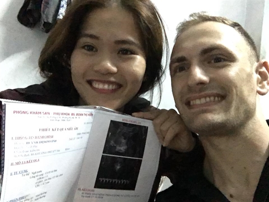 Chuyện cô gái Việt 1m50 'hốt' được chàng Tây 1m86 và sự thật trái ngược suy nghĩ của cộng đồng mạng Chuyen co gai Viet 1m50 'hot' duoc chang Tay 1m86 va su that trai nguoc suy nghi cua cong dong mang