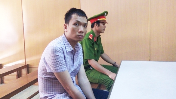 Vết trượt dài của cựu công an dọa bán tài liệu mật để đánh bạc Vet truot dai cua cuu cong an doa ban tai lieu mat de danh bac