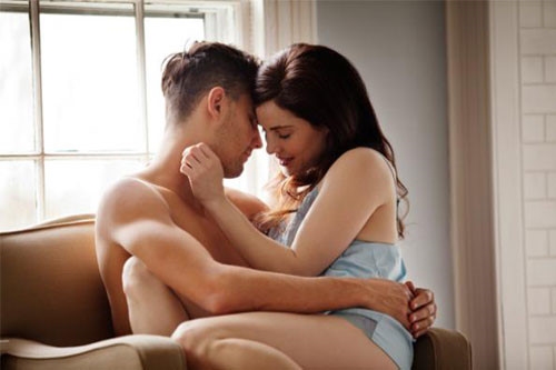 Chỉ một câu nói nhẹ hều khi đang 'yêu' của chồng cũng khiến vợ gục ngã Chi mot cau noi nhe heu khi dang 'yeu' cua chong cung khien vo guc nga