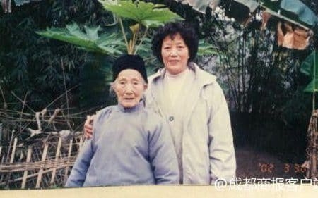 Người con 'thế vai' giúp mẹ già trăm tuổi bình an nhắm mắt Nguoi con 'the vai' giup me gia tram tuoi binh an nham mat