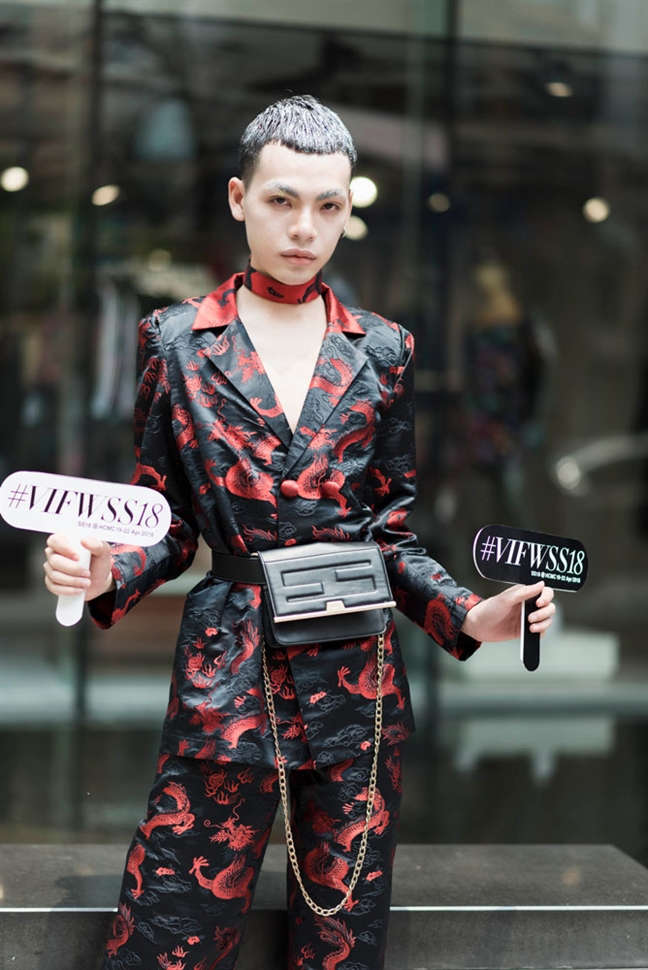 Diện quá lố tại VIFW 2018: Chơi trội hay 'mù' thời trang? Dien qua lo tai VIFW 2018: Choi troi hay 'mu' thoi trang?