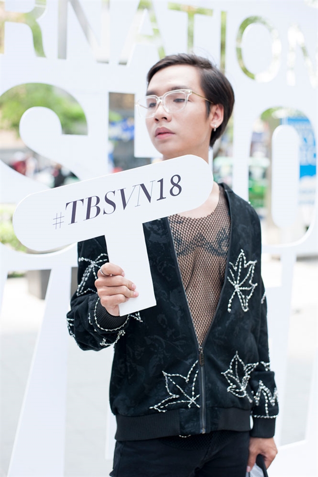 Diện quá lố tại VIFW 2018: Chơi trội hay 'mù' thời trang? Dien qua lo tai VIFW 2018: Choi troi hay 'mu' thoi trang?