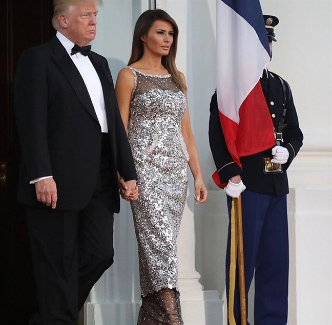 Bóc mác 3 bộ cánh hàng hiệu Melania Trump mặc tại quốc yến Nhà Trắng Boc mac 3 bo canh hang hieu Melania Trump mac tai quoc yen Nha Trang