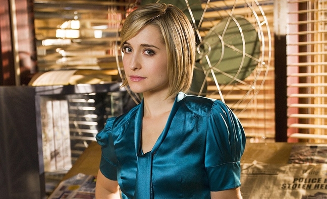 Diễn viên Allison Mack từ bị tẩy não đến chiêu mộ, tẩy não ‘đàn em’ Dien vien Allison Mack tu bi tay nao den chieu mo, tay nao ‘dan em’