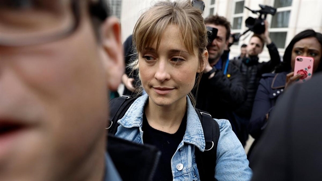Diễn viên Allison Mack từ bị tẩy não đến chiêu mộ, tẩy não ‘đàn em’ Dien vien Allison Mack tu bi tay nao den chieu mo, tay nao ‘dan em’