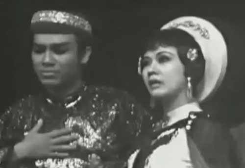 Một trăm năm - cải lương đã nương mình trong số phận và bước đi của dân tộc: Nơi thanh âm tự tình cùng trăm năm Mot tram nam - cai luong da nuong minh trong so phan va buoc di cua dan toc: Noi thanh am tu tinh cung tram nam