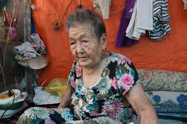 Cụ bà 91 tuổi làm bánh nuôi hai con trong cảnh sống không nhà Cu ba 91 tuoi lam banh nuoi hai con trong canh song khong nha