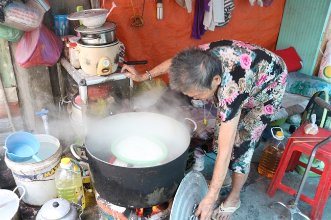 Cụ bà 91 tuổi làm bánh nuôi hai con trong cảnh sống không nhà Cu ba 91 tuoi lam banh nuoi hai con trong canh song khong nha