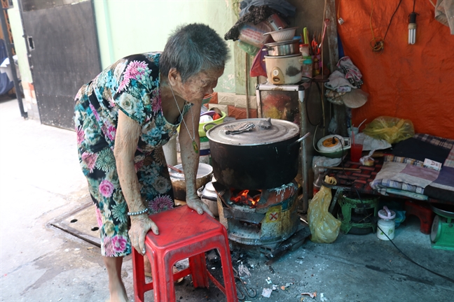 Cụ bà 91 tuổi làm bánh nuôi hai con trong cảnh sống không nhà Cu ba 91 tuoi lam banh nuoi hai con trong canh song khong nha