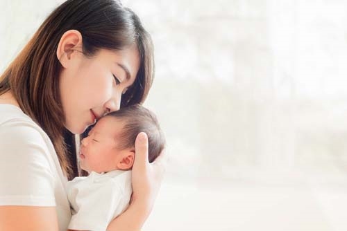Liệu pháp ôm con Lieu phap om con