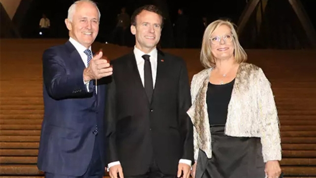 Tổng thống Pháp 'lỡ lời' khi khen phu nhân Thủ tướng Australia? Tong thong Phap 'lo loi' khi khen phu nhan Thu tuong Australia?