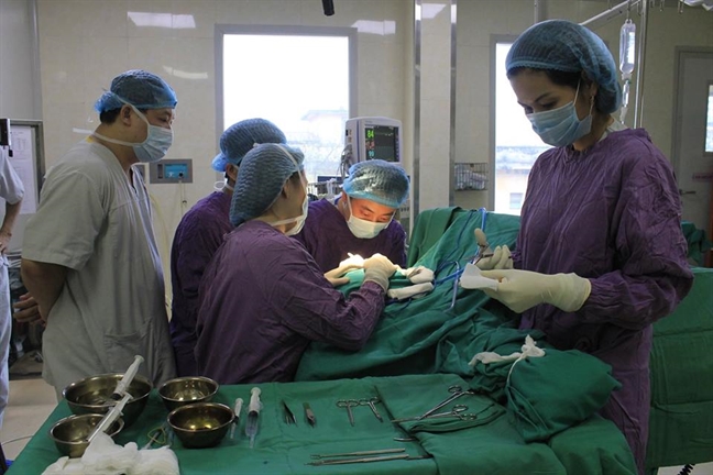 Nam thanh niên Hà Nội đi nhậu với bạn bị cắn đứt tai Nam thanh nien Ha Noi di nhau voi ban bi can dut tai