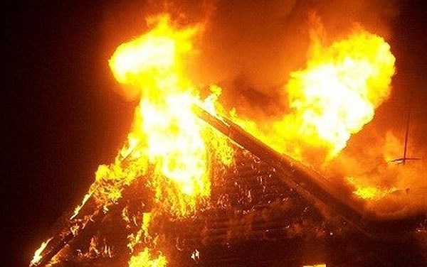 Cháy nhà mới ra 'quỹ đen' Chay nha moi ra 'quy den'