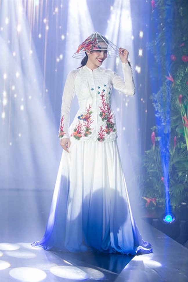 Lần đầu tiên, trang phục dân tộc H’Mông được mang ra đấu trường nhan sắc quốc tế Lan dau tien, trang phuc dan toc H’Mong duoc mang ra dau truong nhan sac quoc te