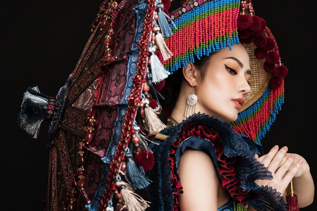 Lần đầu tiên, trang phục dân tộc H’Mông được mang ra đấu trường nhan sắc quốc tế Lan dau tien, trang phuc dan toc H’Mong duoc mang ra dau truong nhan sac quoc te