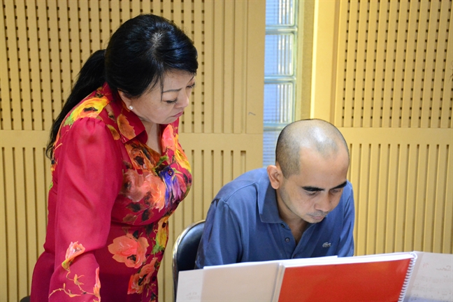 Ca sĩ Hương Lan xúc động khi được đồng nghiệp bí mật tổ chức sinh nhật Ca si Huong Lan xuc dong khi duoc dong nghiep bi mat to chuc sinh nhat