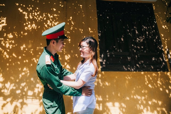 Chuyện tình đằng sau bộ ảnh bác sĩ và quân nhân y hệt phim 'Hậu duệ mặt trời' Chuyen tinh dang sau bo anh bac si va quan nhan y het phim 'Hau due mat troi'