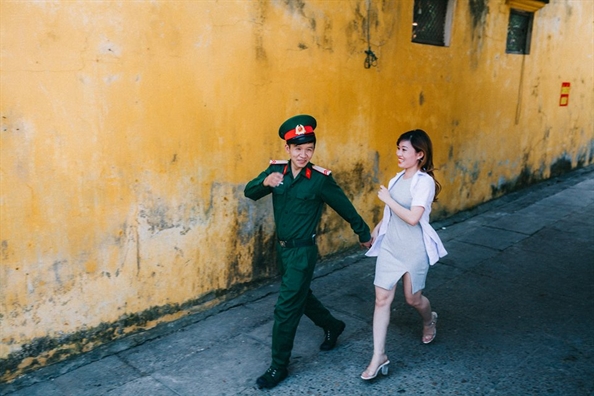 Chuyện tình đằng sau bộ ảnh bác sĩ và quân nhân y hệt phim 'Hậu duệ mặt trời' Chuyen tinh dang sau bo anh bac si va quan nhan y het phim 'Hau due mat troi'