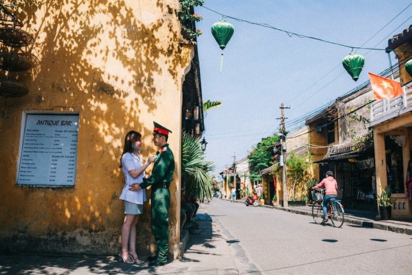 Chuyện tình đằng sau bộ ảnh bác sĩ và quân nhân y hệt phim 'Hậu duệ mặt trời' Chuyen tinh dang sau bo anh bac si va quan nhan y het phim 'Hau due mat troi'