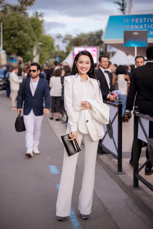 Soi bộ cánh giúp sao Việt tỏa sáng tại thảm đỏ LHP Cannes 2018 Soi bo canh giup sao Viet toa sang tai tham do LHP Cannes 2018