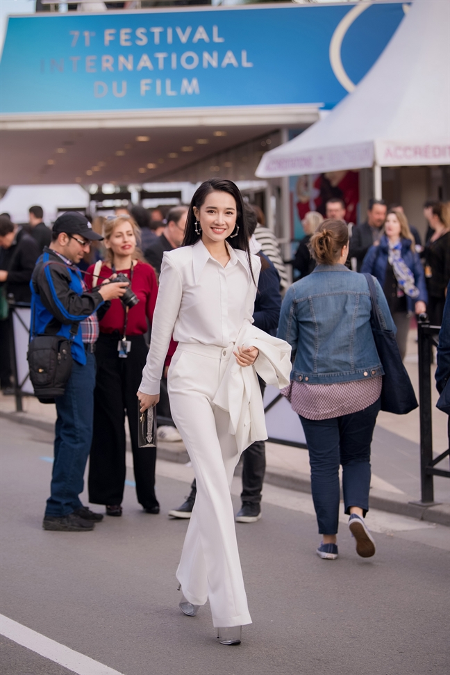 Soi bộ cánh giúp sao Việt tỏa sáng tại thảm đỏ LHP Cannes 2018 Soi bo canh giup sao Viet toa sang tai tham do LHP Cannes 2018