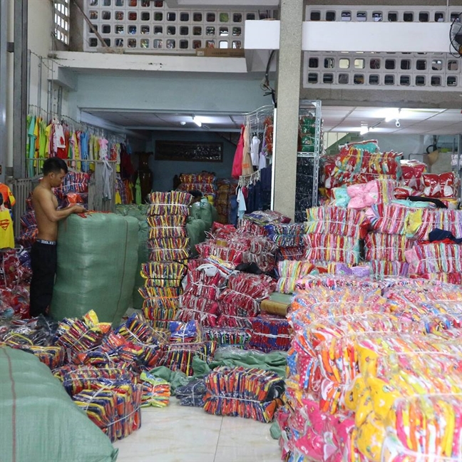 Hàng may mặc giá rẻ tràn lan, người mua mù mờ chuyện hợp quy Hang may mac gia re tran lan, nguoi mua mu mo chuyen hop quy