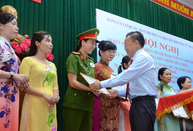 Học Bác qua những việc làm bình dị, thiết thực Hoc Bac qua nhung viec lam binh di, thiet thuc