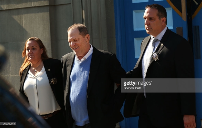 'Ông trùm' Harvey Weinstein chính thức bị bắt giam 'Ong trum' Harvey Weinstein chinh thuc bi bat giam