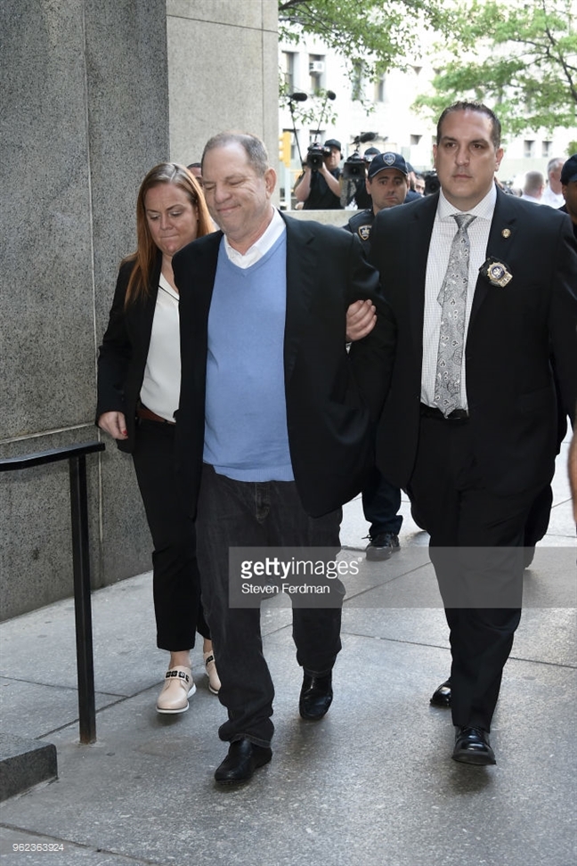 'Ông trùm' Harvey Weinstein chính thức bị bắt giam 'Ong trum' Harvey Weinstein chinh thuc bi bat giam