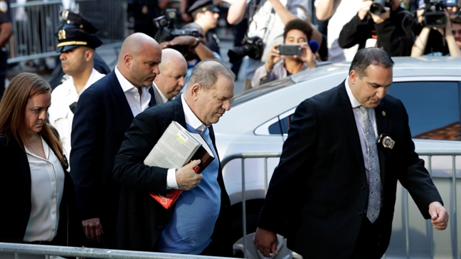 'Ông trùm' Harvey Weinstein chính thức bị bắt giam 'Ong trum' Harvey Weinstein chinh thuc bi bat giam