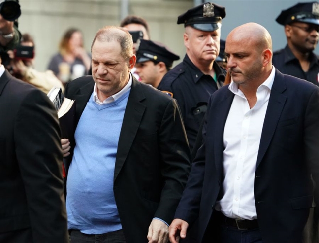 'Ông trùm' Harvey Weinstein chính thức bị bắt giam 'Ong trum' Harvey Weinstein chinh thuc bi bat giam