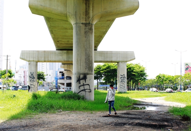 Metro Bến Thành - Suối Tiên bị bôi bẩn kỳ dị Metro Ben Thanh - Suoi Tien bi boi ban ky di