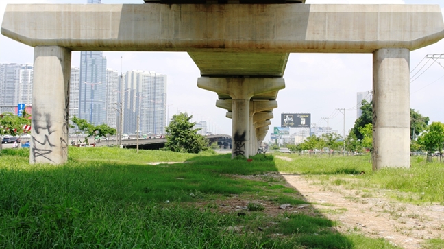 Metro Bến Thành - Suối Tiên bị bôi bẩn kỳ dị Metro Ben Thanh - Suoi Tien bi boi ban ky di