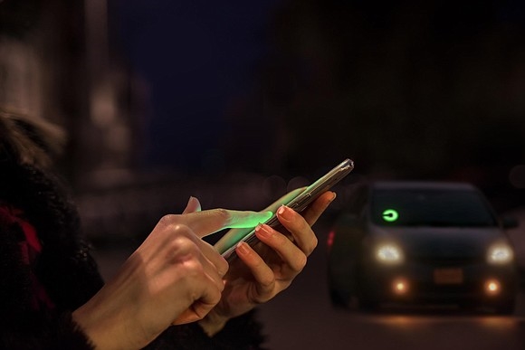 Bị tài xế Uber quấy rối, 9 phụ nữ kêu gọi quyền đoàn kết trước tòa Bi tai xe Uber quay roi, 9 phu nu keu goi quyen doan ket truoc toa