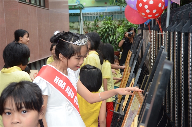 Đừng sợ hãi, đã có các cô, các chú ở đây, các con không phải một mình! Dung so hai, da co cac co, cac chu o day, cac con khong phai mot minh!