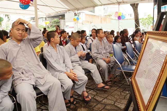 Đừng sợ hãi, đã có các cô, các chú ở đây, các con không phải một mình! Dung so hai, da co cac co, cac chu o day, cac con khong phai mot minh!