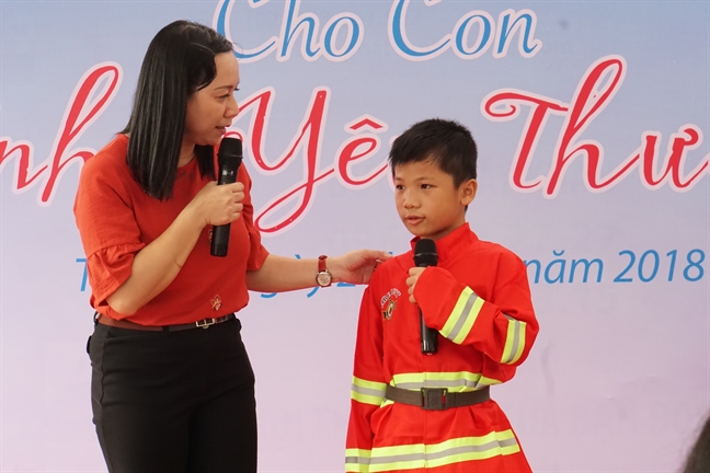 Đừng sợ hãi, đã có các cô, các chú ở đây, các con không phải một mình! Dung so hai, da co cac co, cac chu o day, cac con khong phai mot minh!