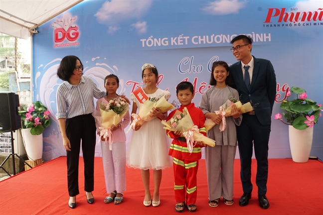 Đừng sợ hãi, đã có các cô, các chú ở đây, các con không phải một mình! Dung so hai, da co cac co, cac chu o day, cac con khong phai mot minh!
