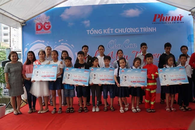 Đừng sợ hãi, đã có các cô, các chú ở đây, các con không phải một mình! Dung so hai, da co cac co, cac chu o day, cac con khong phai mot minh!