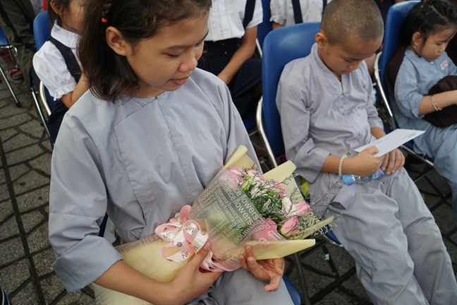 Mồ côi ba mẹ, những đứa trẻ dìu nhau trưởng thành Mo coi ba me, nhung dua tre diu nhau truong thanh