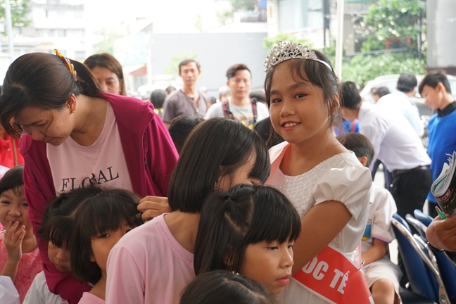 Mồ côi ba mẹ, những đứa trẻ dìu nhau trưởng thành Mo coi ba me, nhung dua tre diu nhau truong thanh