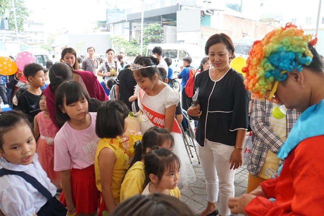 Mồ côi ba mẹ, những đứa trẻ dìu nhau trưởng thành Mo coi ba me, nhung dua tre diu nhau truong thanh