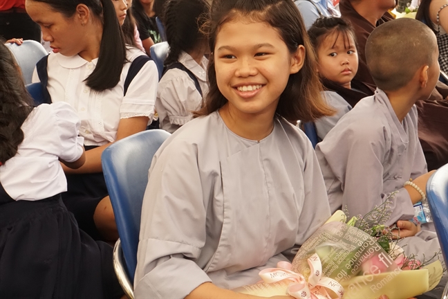 Mồ côi ba mẹ, những đứa trẻ dìu nhau trưởng thành Mo coi ba me, nhung dua tre diu nhau truong thanh