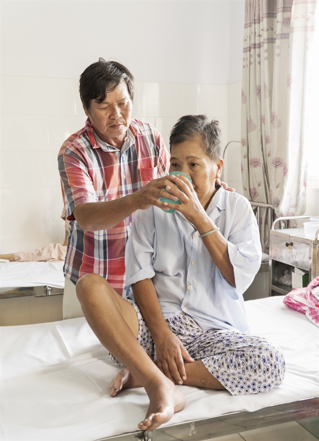 Không có tiền chạy thận, người phụ nữ bị ứ nước nứt toạc da Khong co tien chay than, nguoi phu nu bi u nuoc nut toac da