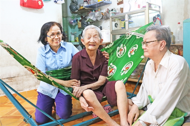 Vượt khó để chăm lo cho cộng đồng Vuot kho de cham lo cho cong dong