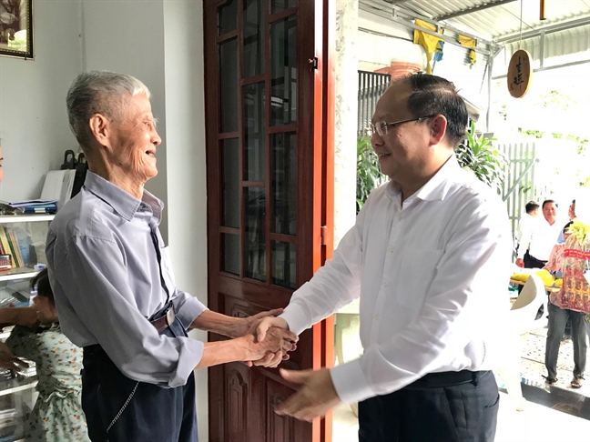 Lãnh đạo TP.HCM thăm các cụ cao tuổi tiêu biểu Lanh dao TP.HCM tham cac cu cao tuoi tieu bieu