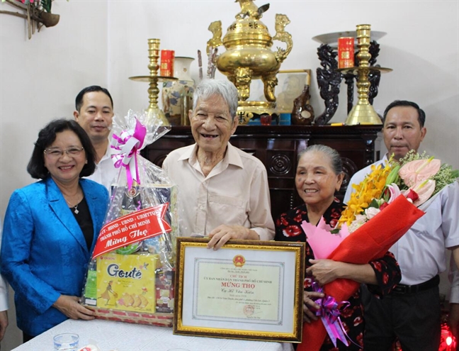 Lãnh đạo TP.HCM thăm các cụ cao tuổi tiêu biểu Lanh dao TP.HCM tham cac cu cao tuoi tieu bieu